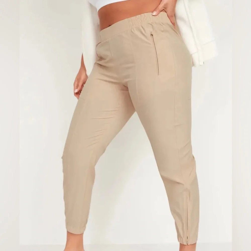 Old Navy StretchTech Jogger Pants Tan Mid-rise Zip Ankle Relaxed Small Women’s